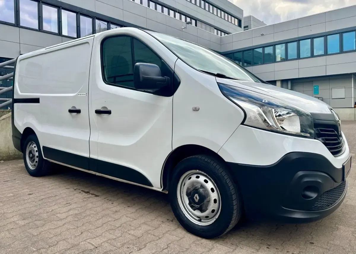 Second-hand Renault Trafic 90 CP (66 kW) 2016 Alb Monovolum