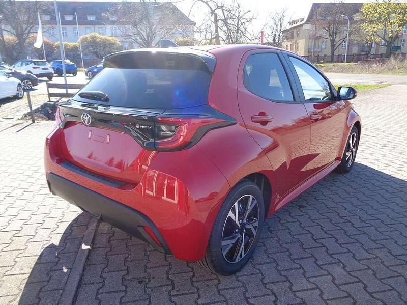 Neu Toyota Yaris 92 PS (67 kW) 2025 Silver metallic Kleinwagen