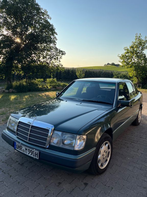 Grün Gebraucht 1990 Mercedes 230 Limousine | 6.800 € - Bild 1/4