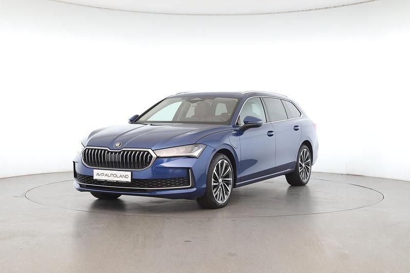 Blau Gebraucht 2024 Skoda Superb LAURIN & KLEMENT Kombi | 45.489 € - Bild 1/4