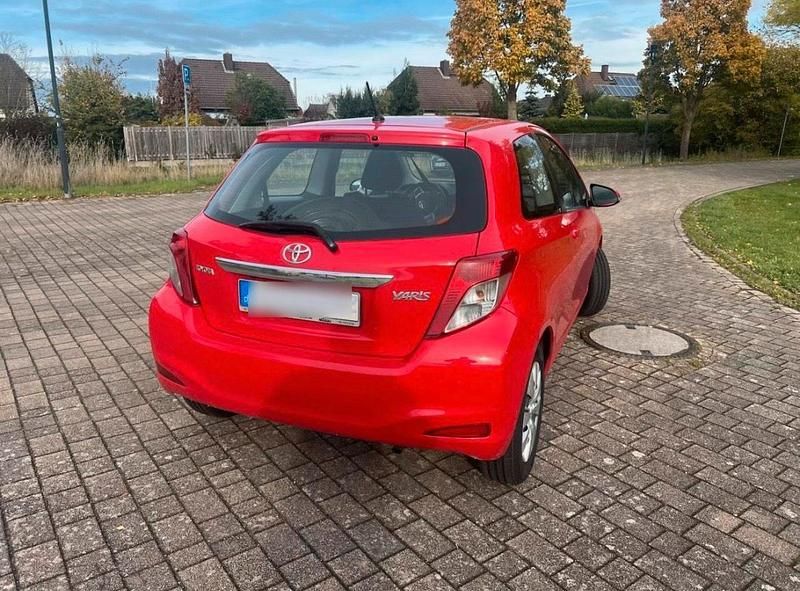 Gebraucht Toyota Yaris 69 PS (50 kW) 2012 Rot Kleinwagen