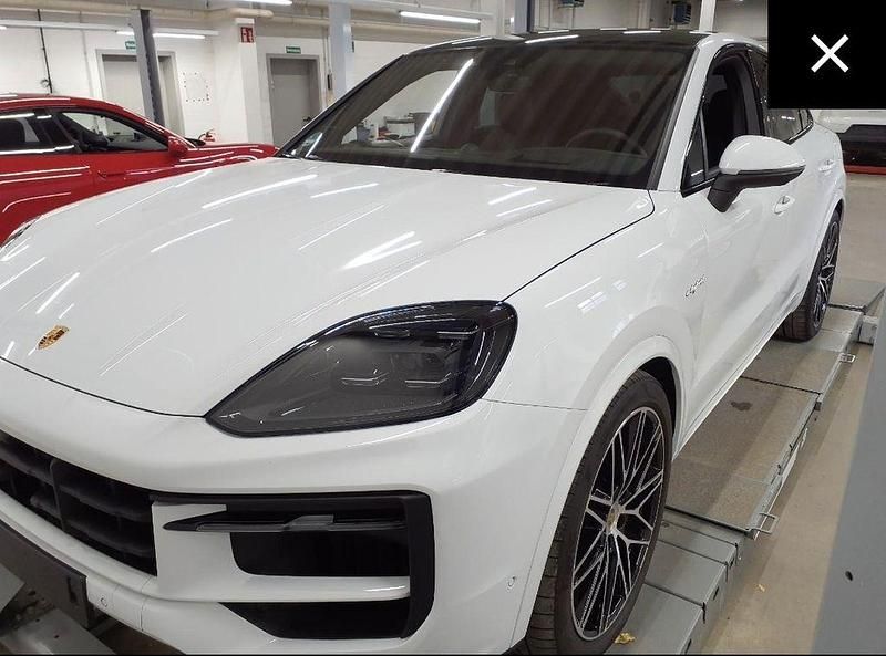 Carraraweißmetallic Gebraucht 2024 Porsche Cayenne E-Hybrid Coupe Coupé | 96.790 € (Superpreis) - Bild 1/4