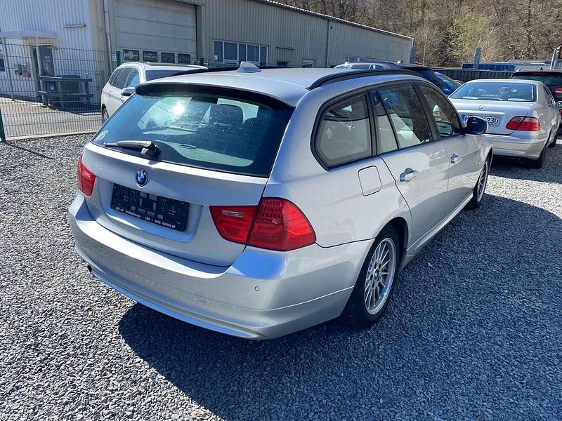 Gebraucht BMW 318 143 PS (105 kW) 2011 Titansilber metallic Kombi