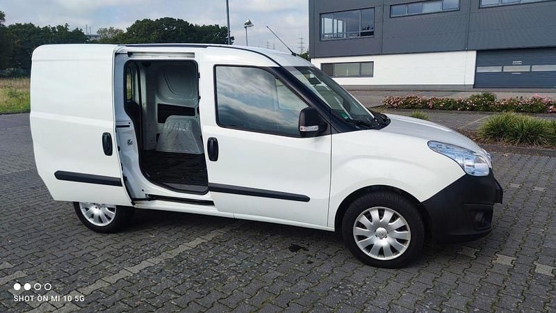 Weiß Gebraucht 2018 Opel Combo Edition Van / Kleinbus | 6.400 € (Superpreis) - Bild 1/4