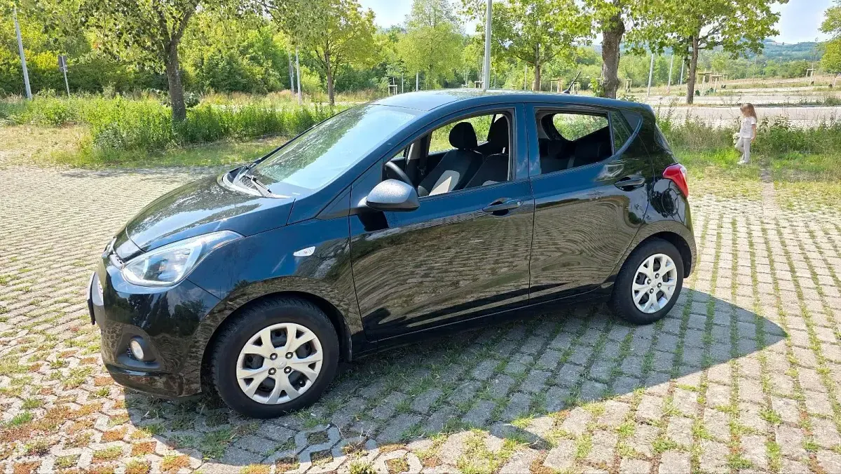 Gebraucht Hyundai i10 67 PS (49 kW) 2014 Schwarz Kleinwagen