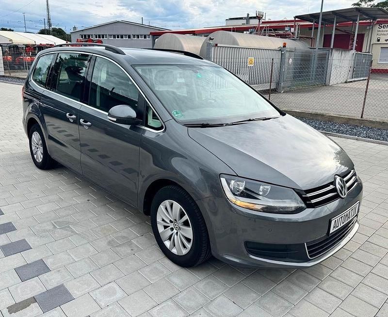 Grau Gebraucht 2017 VW Sharan Comfortline Van / Kleinbus | 12.700 € (Superpreis) - Bild 1/4