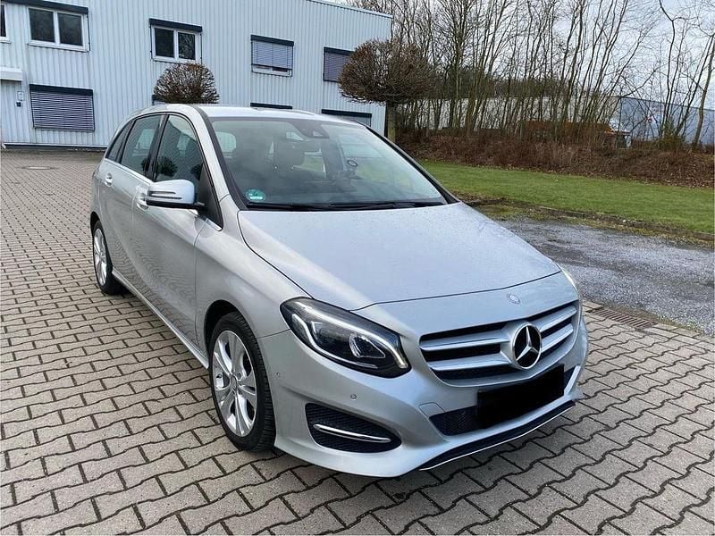 Silber Gebraucht 2015 Mercedes B200 Style Van / Kleinbus | 8.350 € (Superpreis) - Bild 1/4
