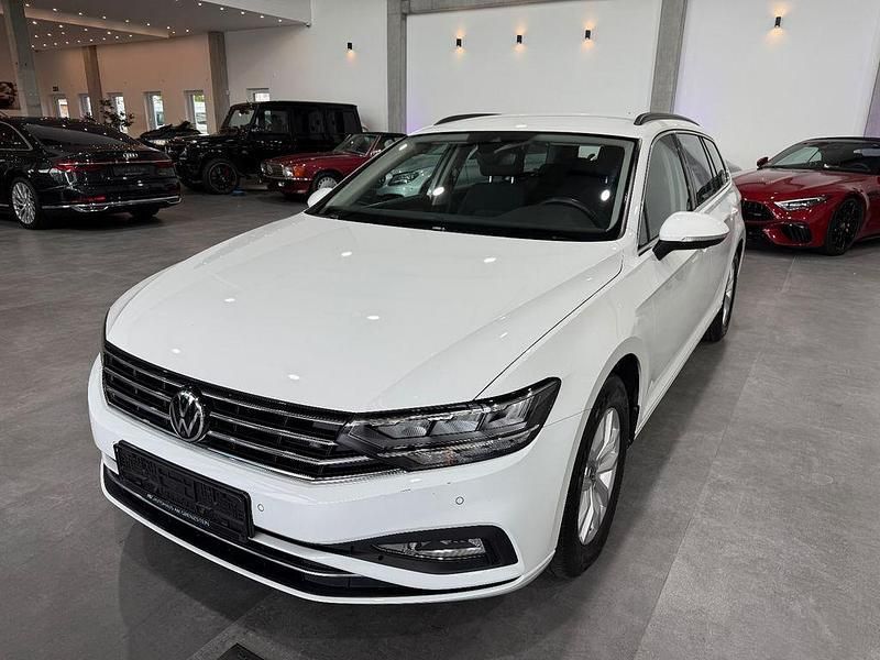 Weiß Gebraucht 2022 VW Passat Business Kombi | 24.999 € (Guter Preis) - Bild 1/4