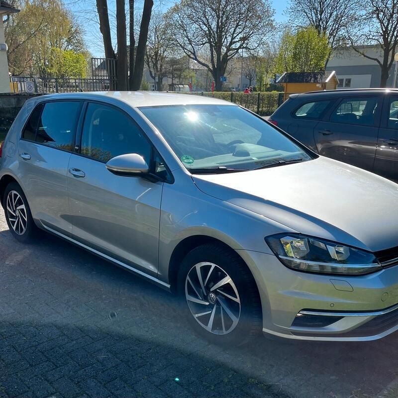 Grau Gebraucht 2017 VW Golf VII Sound Limousine | 14.500 € (Guter Preis) - Bild 1/4
