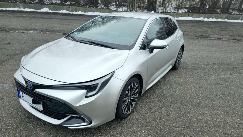 Grau Gebraucht 2023 Toyota Corolla Hybrid Team Kleinwagen | 24.999 € (Etwas zu teuer) - Bild 1/4