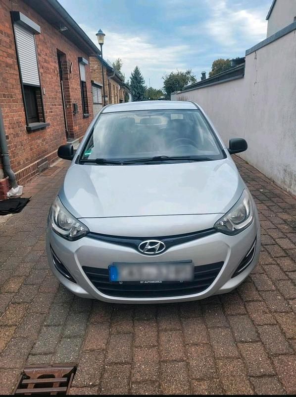 Silber Gebraucht 2014 Hyundai i20 Edition Kleinwagen | 5.400 € (Superpreis) - Bild 1/4