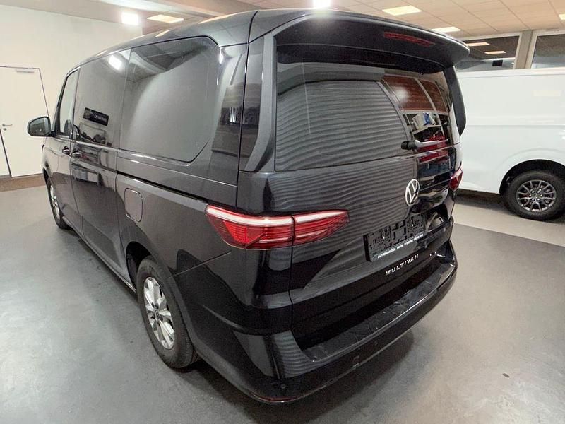 Gebraucht VW Multivan Basis 150 PS (110 kW) 2023 Deep black Van