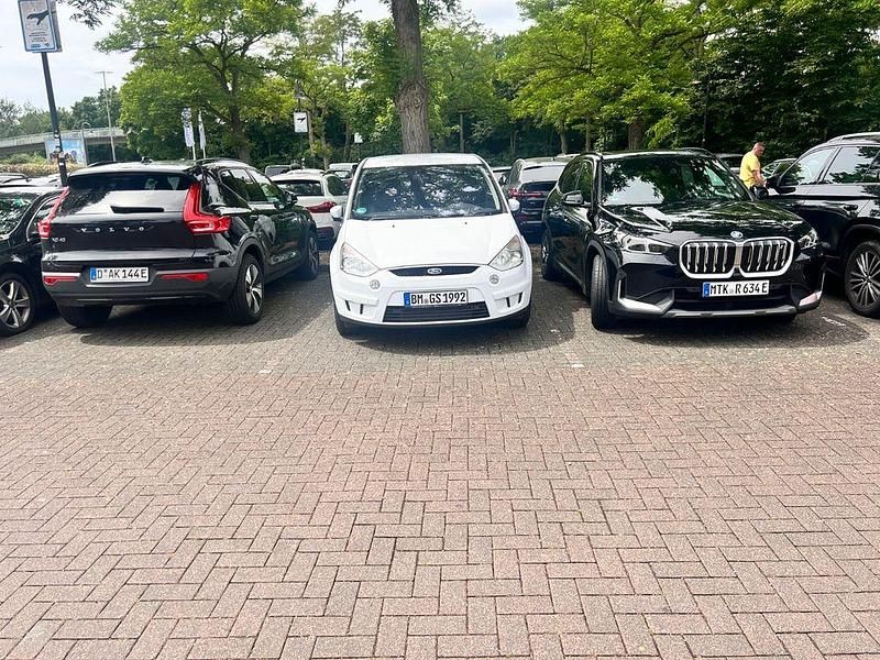 Weiß Gebraucht 2009 Ford S-MAX S Van / Kleinbus | 3.900 € (Fairer Preis) - Bild 1/4