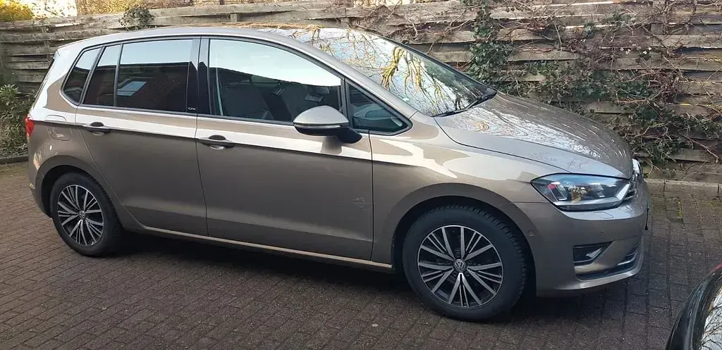 Gebraucht VW Golf Sportsvan Allstar 150 PS (110 kW) 2017 Gold Van / Kleinbus