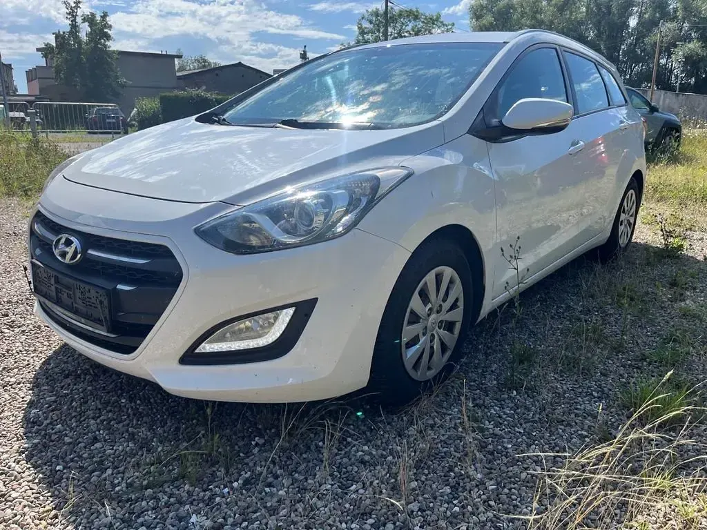 Gebraucht Hyundai i30 Trend 110 PS (80 kW) 2015 Weiß Limousine