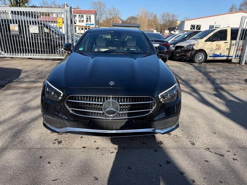 Gebraucht Mercedes E220 200 PS (147 kW) 2022 Schwarz Limousine