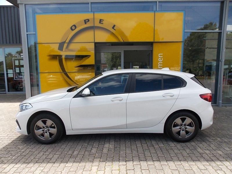 Alpinweiss iii Gebraucht 2021 BMW 118 Advantage Kleinwagen | 18.490 € (Guter Preis) - Bild 1/4