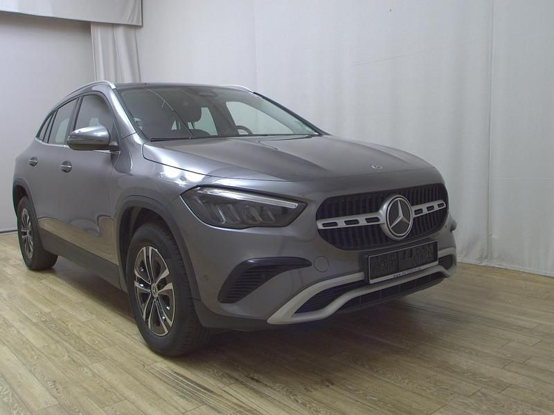 Gebraucht Mercedes GLA180 116 PS (85 kW) 2023 Mountaingrau  met. (metallic) SUV