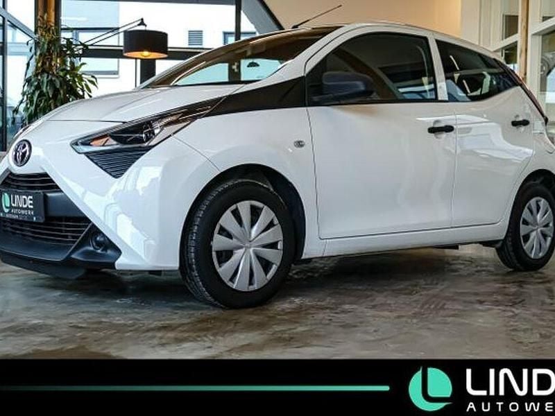 Weiß Gebraucht 2020 Toyota Aygo Business Edition Kleinwagen | 8.990 € (Guter Preis) - Bild 1/4