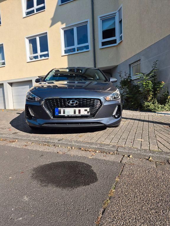 Grau Gebraucht 2017 Hyundai i30 Premium Limousine | 13.300 € (Fairer Preis) - Bild 1/4