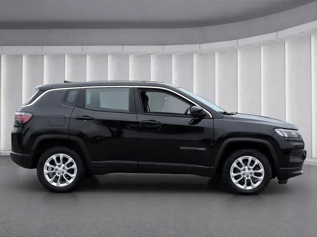 Gebraucht Jeep Compass Altitude 131 PS (96 kW) 2024 Black clear coat SUV
