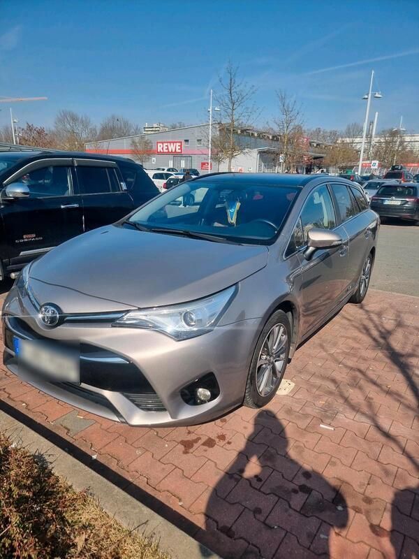 Gold Gebraucht 2015 Toyota Avensis Kombi | 10.200 € - Bild 1/4