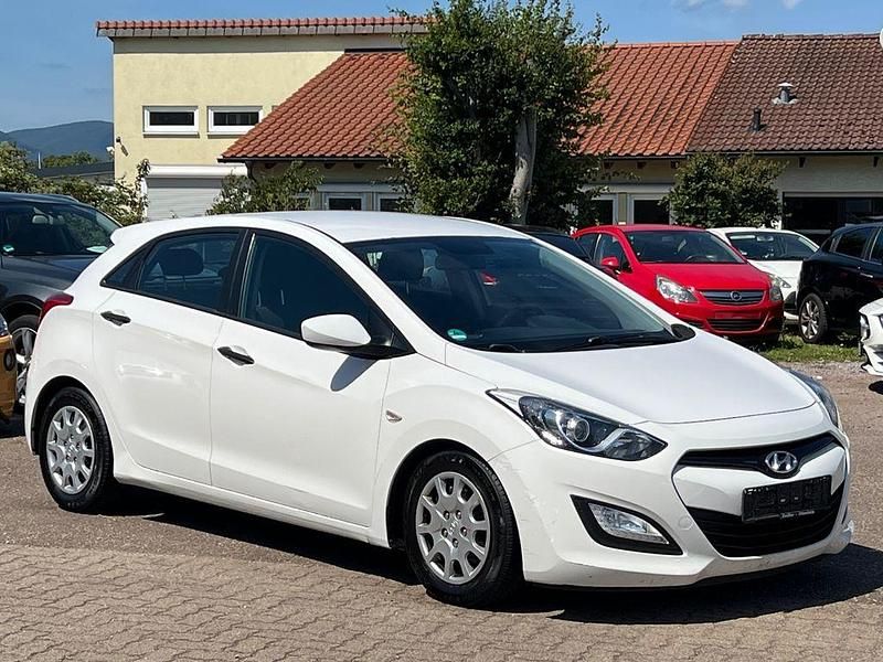 Weiß Gebraucht 2012 Hyundai i30 Limousine | 3.299 € - Bild 1/4