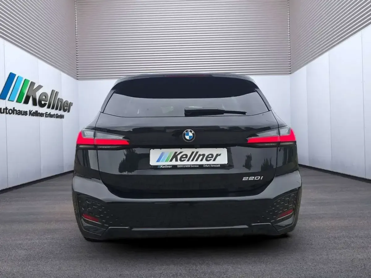Gebraucht BMW 220 M Sport 177 PS (130 kW) 2025 Saphirschwarz Van / Kleinbus