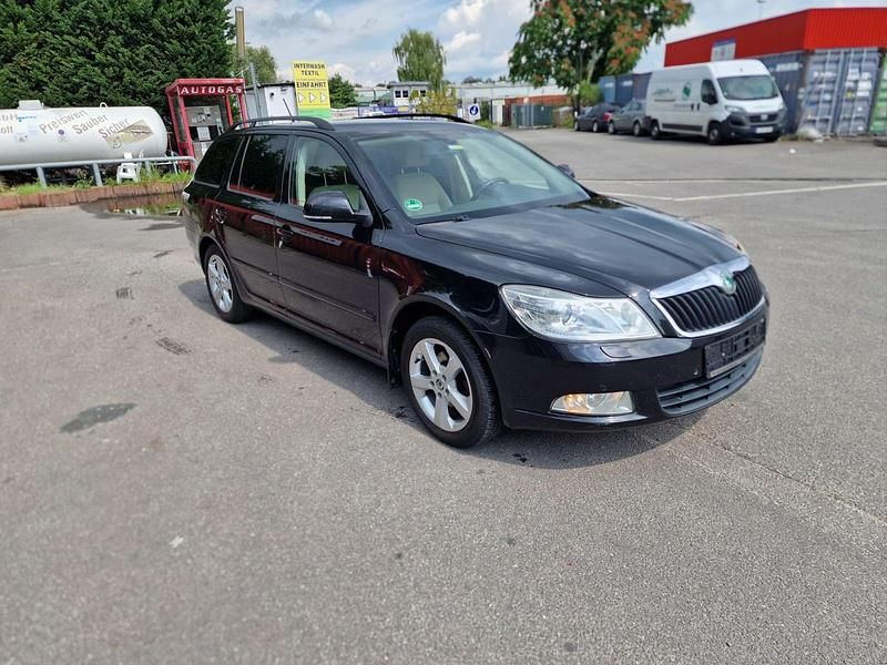Schwarz Gebraucht 2011 Skoda Octavia Kombi | 2.899 € (Superpreis) - Bild 1/4