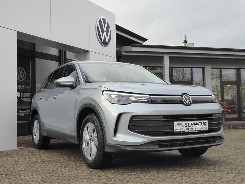 Gebraucht VW Tiguan Basis 131 PS (96 kW) 2025 Oyster silver metallic SUV