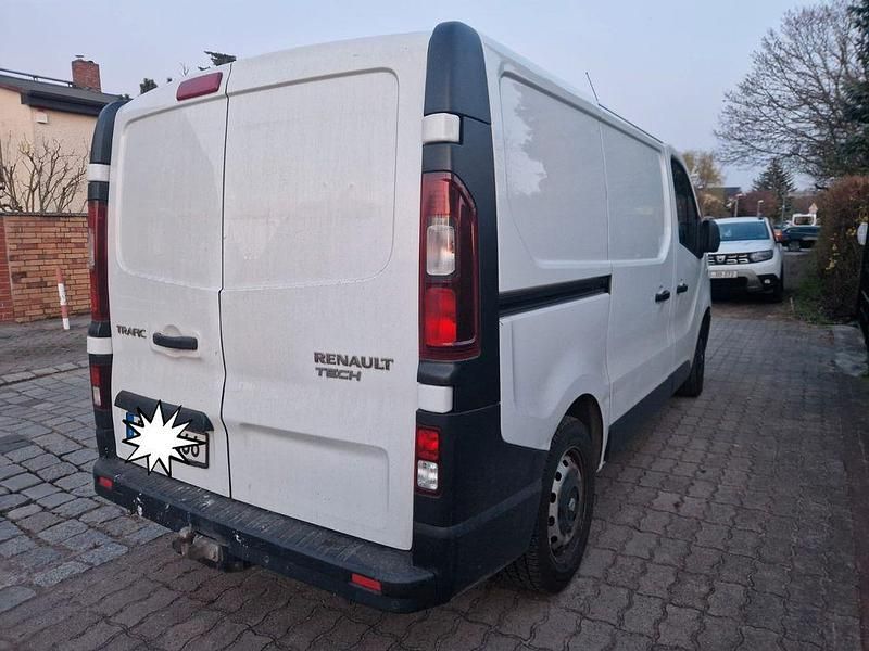 Second-hand Renault Trafic 95 CP (69 kW) 2017 Alb Monovolum