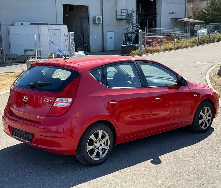 Gebraucht Hyundai i30 116 PS (85 kW) 2008 Rot Limousine
