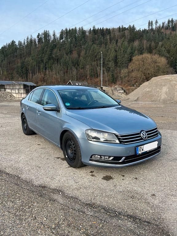 Gebraucht VW Passat Highline 160 PS (117 kW) 2011 Blau Limousine