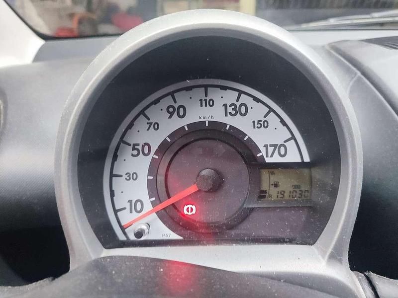 Gebraucht Toyota Aygo 68 PS (50 kW) 2014 Rot Kleinwagen