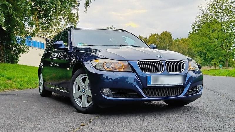 Blau Gebraucht 2011 BMW 325 Comfort Edition Kombi | 9.900 € (Guter Preis) - Bild 1/4