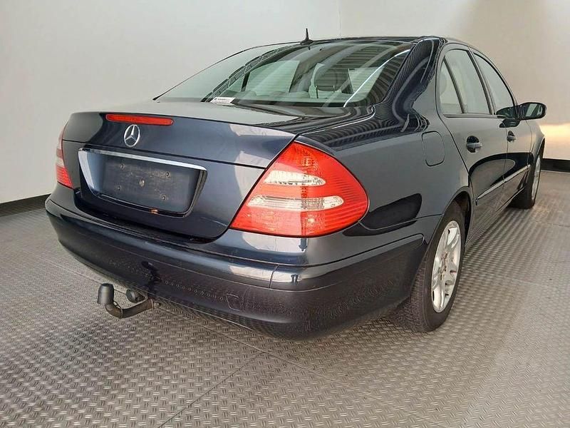 Second-hand Mercedes E200 122 CP (89 kW) 2003 Negru Berlinǎ