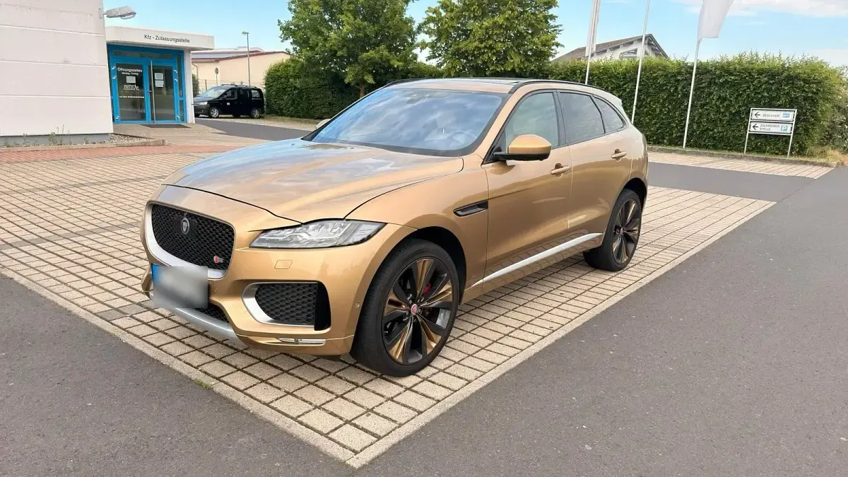 Gebraucht Jaguar F-Pace First Edition 306 PS (225 kW) 2017 Gold SUV