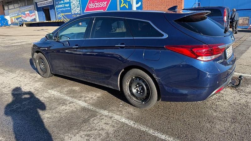 Gebraucht Hyundai i40 Space 135 PS (99 kW) 2018 Blau Kombi