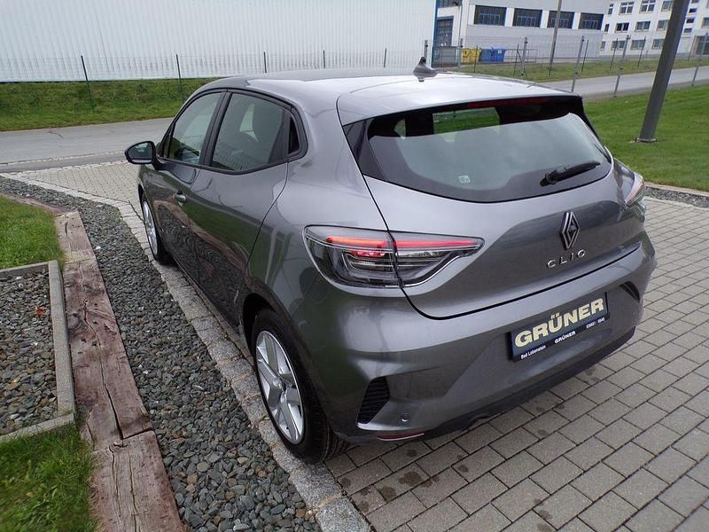 Neu Renault Clio V 91 PS (66 kW) 2025 Grau Limousine