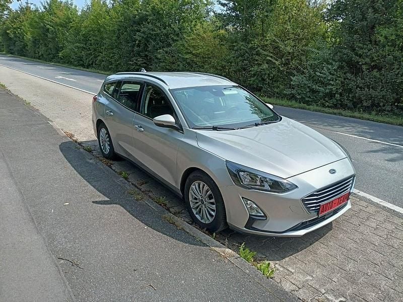 Silber Gebraucht 2020 Ford Focus Titanium Limousine | 9.988 € (Guter Preis) - Bild 1/4
