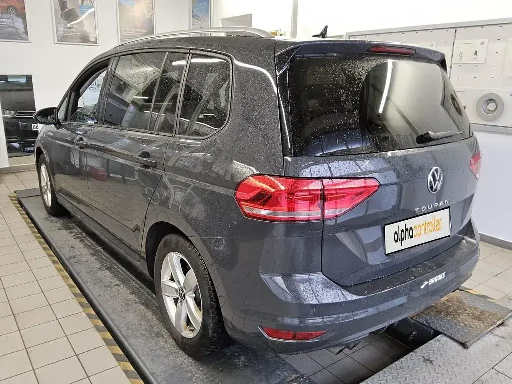 Używany VW Touran Active 150 KM (110 kW) 2022 Szary Minivan