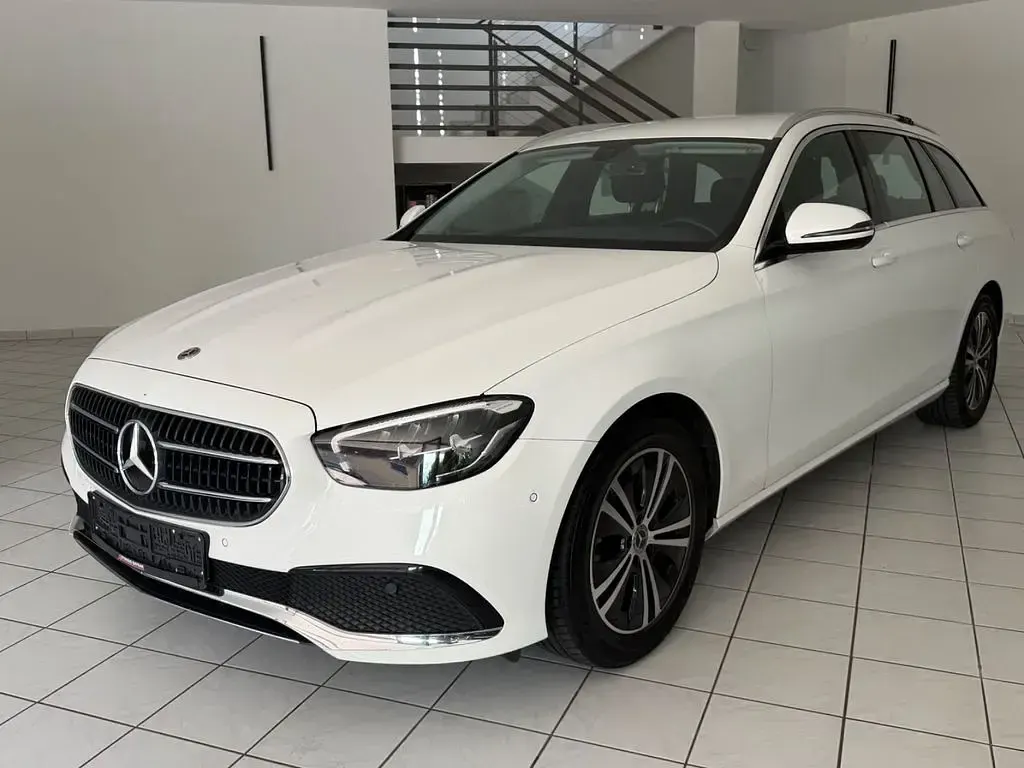 Gebraucht Mercedes E220 200 PS (147 kW) 2023 Weiß Limousine