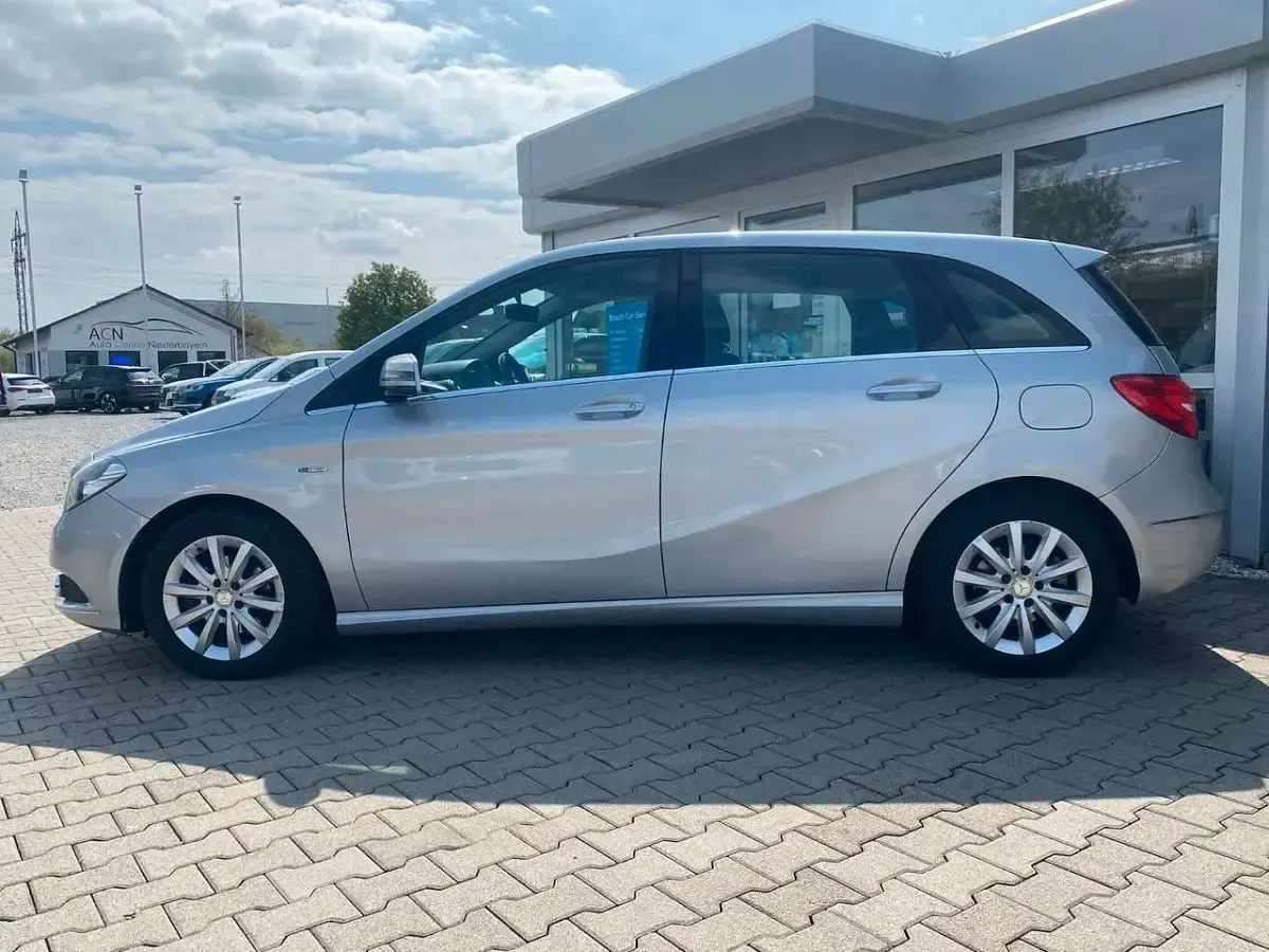 Gebraucht Mercedes B180 122 PS (89 kW) 2012 Silber Van / Kleinbus
