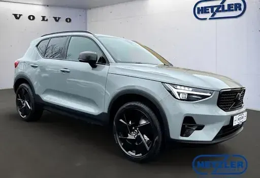 Neu Volvo XC40 Plus 163 PS (119 kW) 2026 Grau SUV
