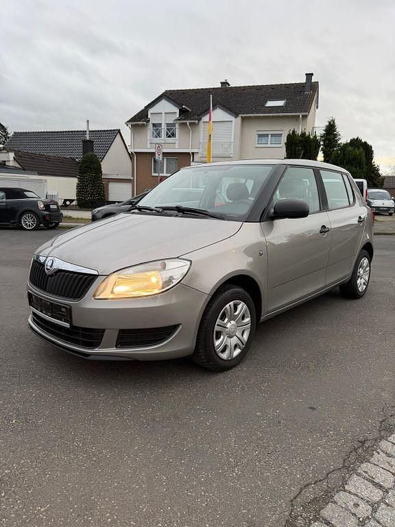 Beige Gebraucht 2014 Skoda Fabia Limousine | 4.490 € (Teuer) - Bild 1/4