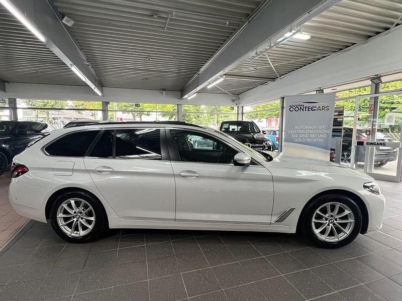 Weiß Gebraucht 2023 BMW 520 Sport Line Kombi | 36.400 € (Fairer Preis) - Bild 1/4