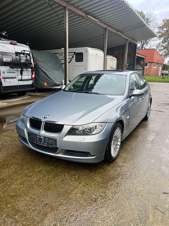 Grau Gebraucht 2005 BMW 320 Sport Line Limousine | 9.800 € (Teuer) - Bild 1/4