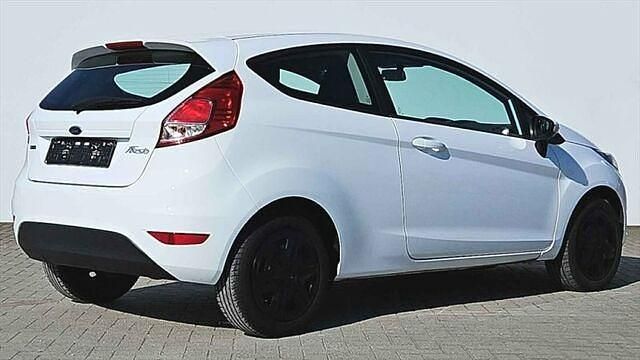 Gebraucht Ford Fiesta 101 PS (74 kW) 2013 Weiss / uni Kleinwagen