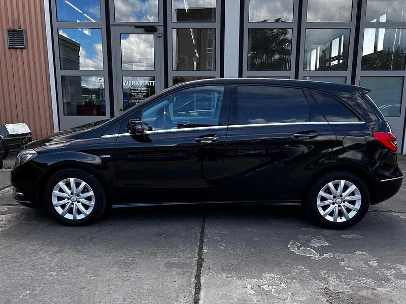 Gebraucht Mercedes B180 122 PS (89 kW) 2012 Schwarz Van / Kleinbus