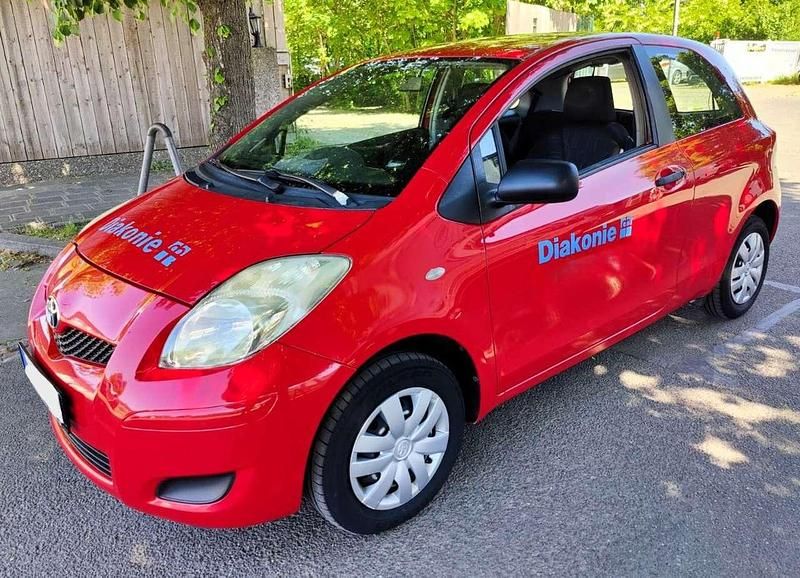 Super red v Gebraucht 2009 Toyota Yaris Basis Kleinwagen | 1.599 € (Fairer Preis) - Bild 1/4